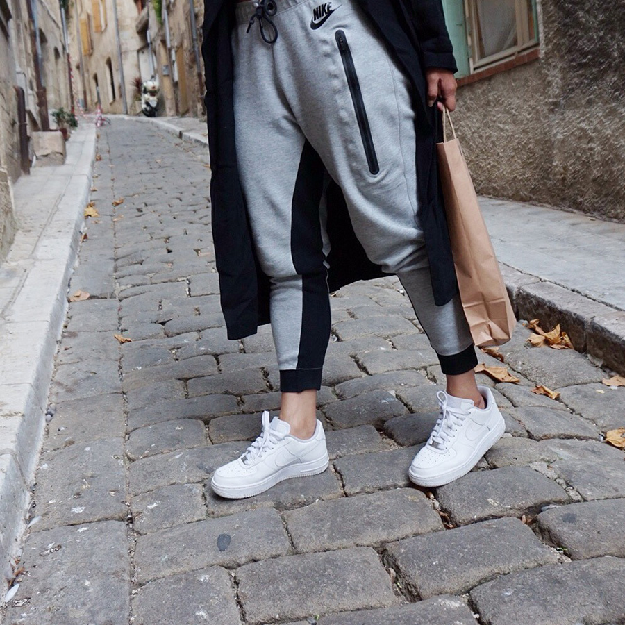 women wearing nike air force 1