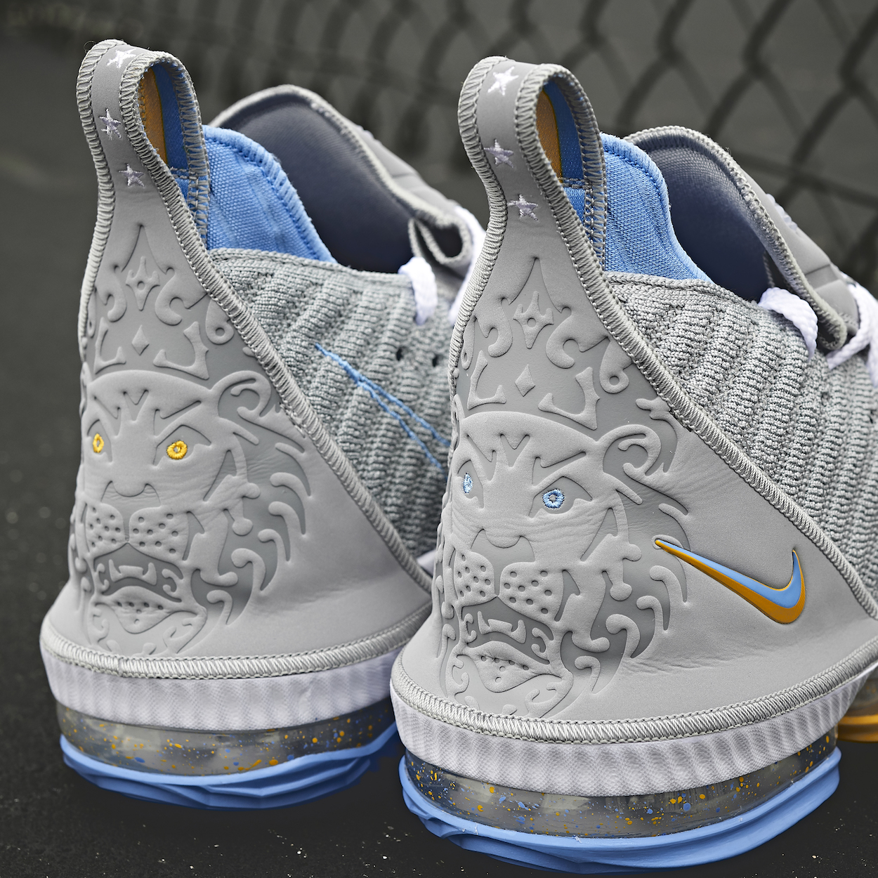 lebron minneapolis lakers shoes