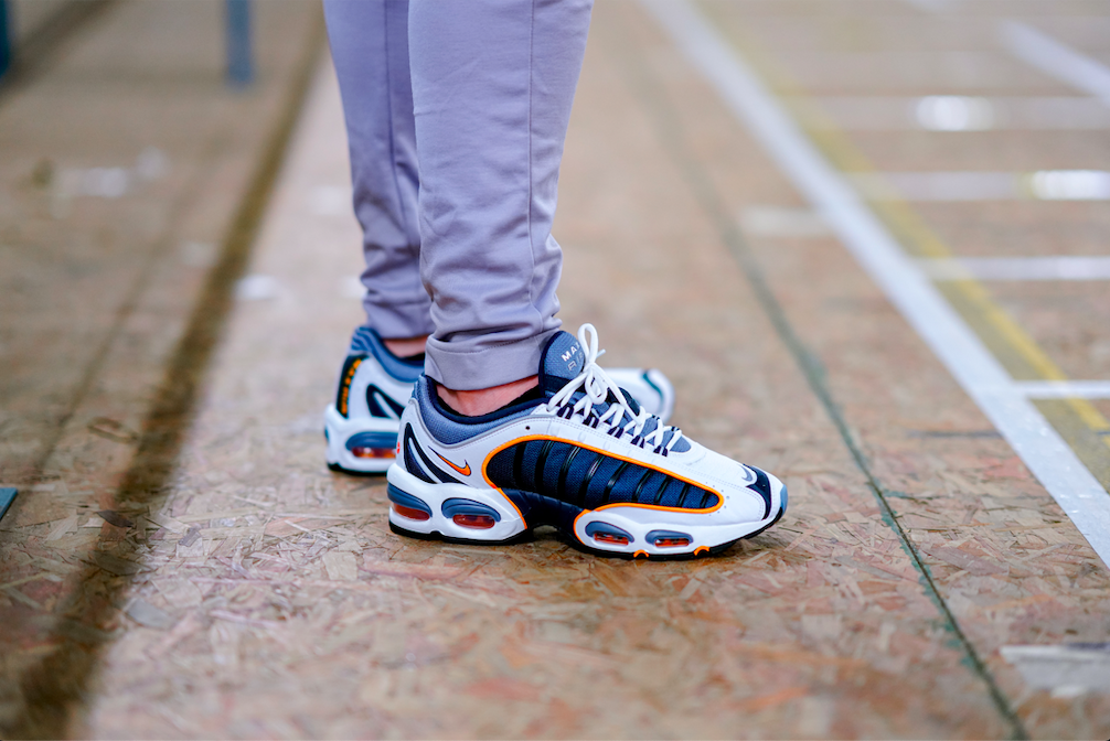 nike air max tailwind iv black on feet